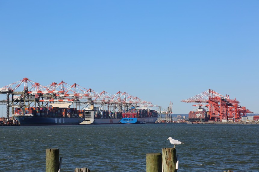 Quang cảnh cảng hàng hóa tại Bayonne, New Jersey, Mỹ. Ảnh: THX/TTXVN