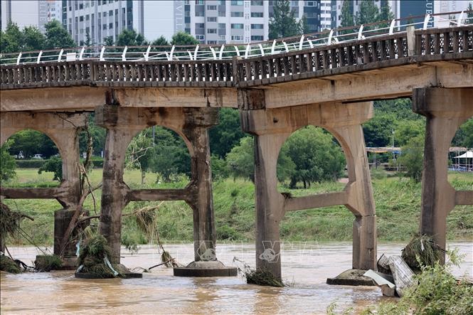 Một cây cầu bị hư hại do mưa lũ tại Gwangju, Hàn Quốc. (Ảnh: Yonhap/TTXVN) 