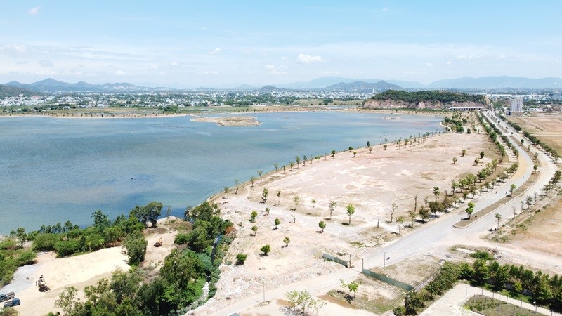 Dự án Khu đô thị Du lịch - Văn hóa - Thể thao hồ Phú Hòa từng do Công ty cổ phần Tập đoàn Phúc Lộc thực hiện với diện tích rộng 325 ha, tổng mức đầu tư trên 5.000 tỷ đồng (theo hình thức hợp đồng xây dựng - chuyển giao).