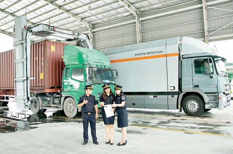 Công chức hải quan giám sát hoạt động xuất nhập khẩu hàng hóa thông qua hệ thống máy soi container. Ảnh: Phi Vũ.