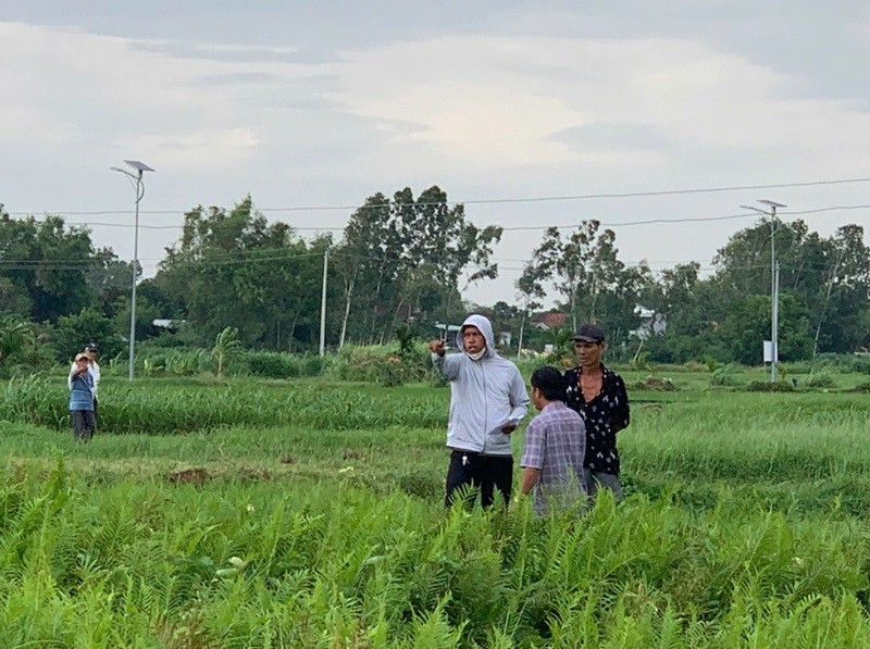 Cán bộ Trung tâm Phát triển quỹ đất tỉnh Gia Lai cùng địa phương, người dân thực hiện kiểm kê, đo đạc đất và tài sản trên đất để bồi thường, giải phóng mặt bằng xây dựng khu tái định cư ở xã An Nhơn Tây phục vụ Dự án Đường sắt cao tốc. Ảnh: T.S. 