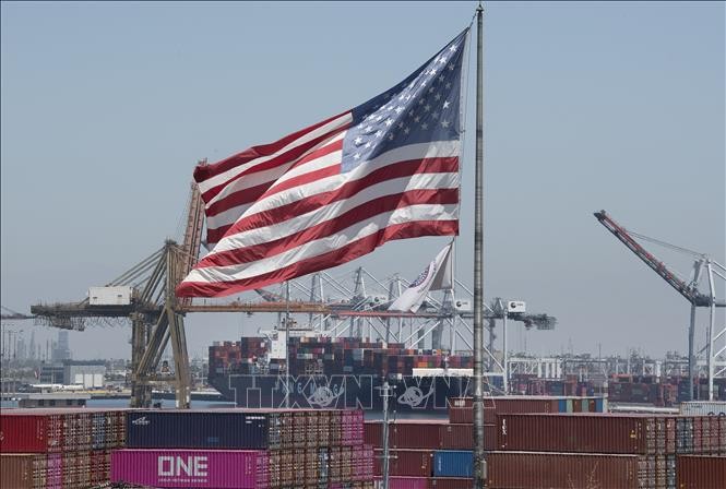 Côngtennơ hàng hóa được xếp tại cảng Long Beach ở California, Mỹ. Ảnh: AFP/TTXVN