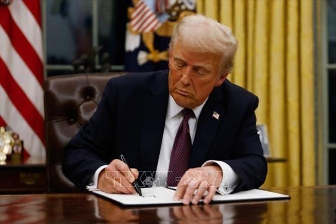 Tổng thống Mỹ Donald Trump ký sắc lệnh tại Nhà Trắng. Ảnh tư liệu: Getty Images/TTXVN