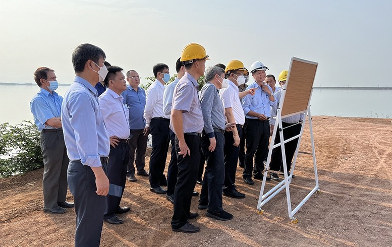 Đoàn công tác của EVN kiểm tra hiện trường thực hiện dự án nhà máy thủy điện Trị An mở rộng. 