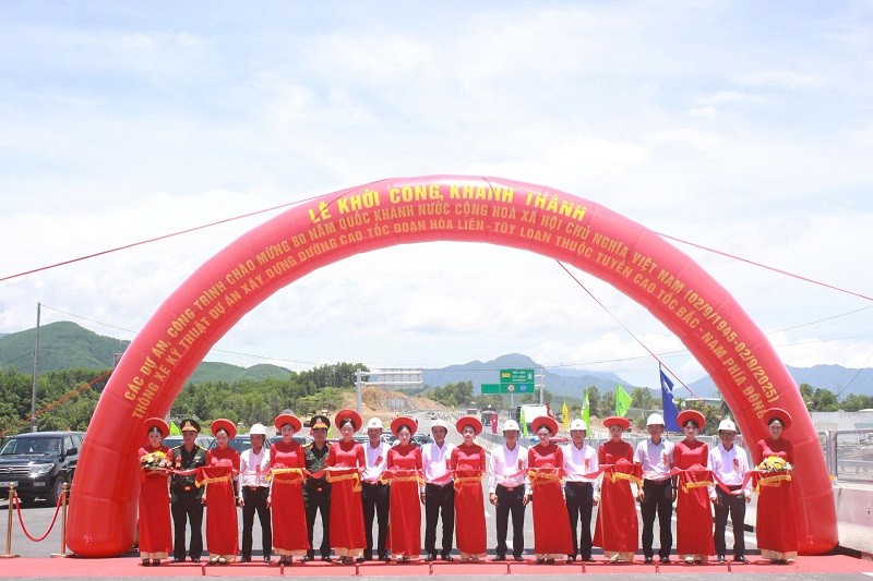 Đến nay, Dự án xây dựng đường bộ cao tốc Hòa Liên - Túy Loan đã hoàn thành cơ bản 11,5 km tuyến chính cao tốc và hai đường gom song hành hai bên tuyến cao tốc cũng đang triển khai để hoàn thành trong năm 2025. Ảnh: Trần Thi