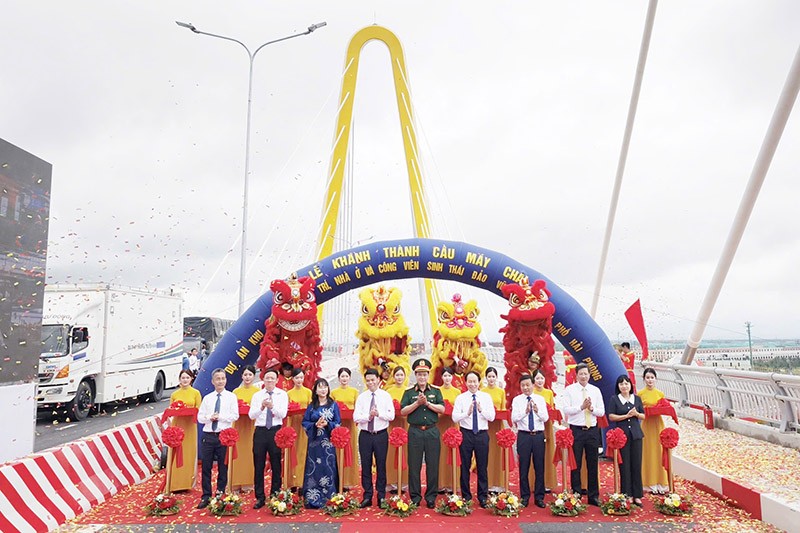 Các công trình, dự án được khánh thành, khởi công trên cả nước sẽ tạo cú hích quan trọng cho tăng trưởng GRDP của các địa phương và nền kinh tế. Trong ảnh: Khánh thành cầu Máy Chai và đường dẫn 2 đầu cầu thuộc Dự án Khu vui chơi giải trí, nhà ở và công viên sinh thái đảo Vũ Yên (Hải Phòng). Ảnh: Thanh Sơn 