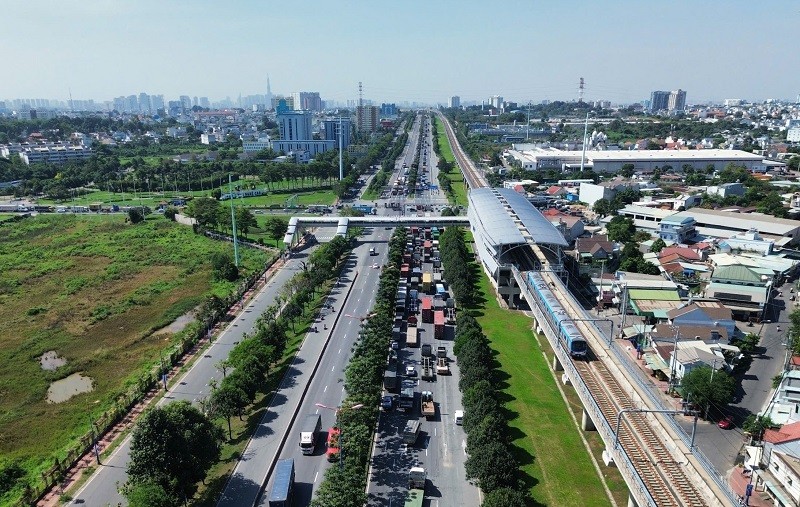 TP.HCM hiện nay mới chỉ có duy nhất tuyến metro số 1 (Bến Thành - Suối Tiên) dài gần 20 km - Ảnh: Lê Toàn