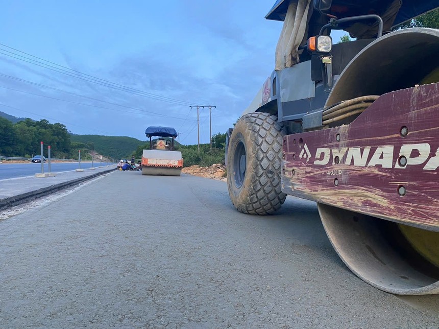 Thi công Dự án mở rộng cao tốc Bắc - Nam phía đông đoạn La Sơn - Hòa Liên. (Ảnh: Thành Lân, báo Đà Nẵng).