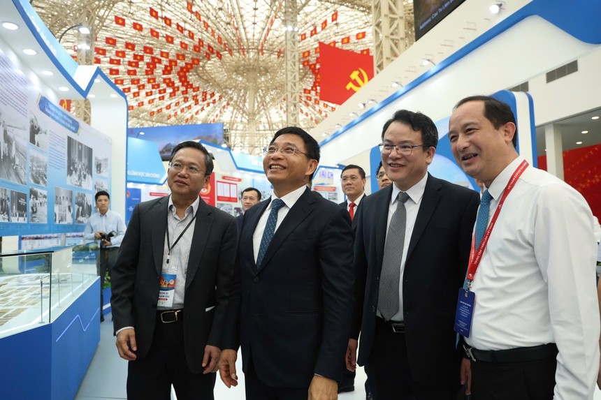 Gian trưng bày của ngành Tài chính nằm trong khuôn khổ Triển lãm “Thành tựu Đất nước nhân dịp kỷ niệm 80 năm ngày Quốc khánh. Trong ảnh: Bộ trưởng Bộ Tài chính Nguyễn Văn Thắng (thứ hai từ trái sang), Thứ trưởng Bộ Tài chính Trần Quốc Phương (thứ ba thừ trái sang), Chánh Văn phòng Bộ Tài chính Phạm Chí Thanh (ngoài cùng bên trái) và Phó Chánh Văn phòng Bộ Tài chính Hoàng Minh Tuấn (ngoài cùng bên phải) thăm gian trưng bày vào ngày khai mạc 28/8.