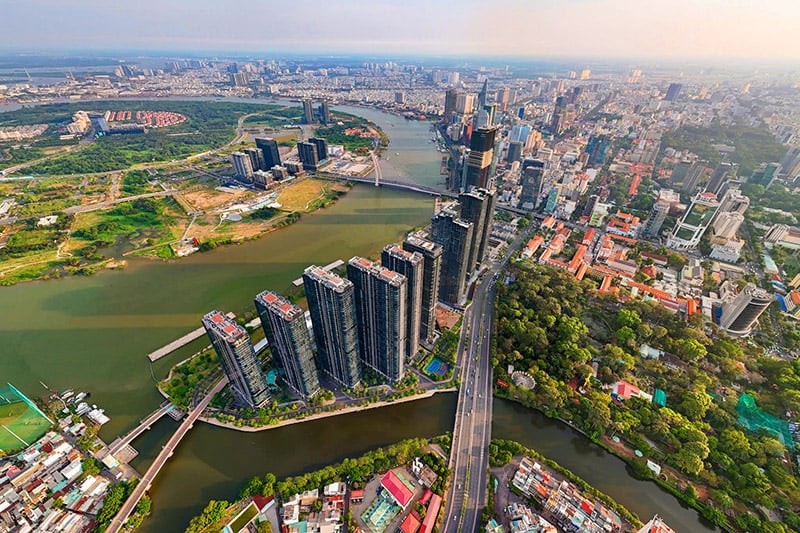 Vị trí chiến lược, kết hợp với nguồn lực công nghiệp của Bình Dương và hạ tầng cảng biển của Bà Rịa - Vũng Tàu, cho phép TP.HCM đóng vai trò cửa ngõ kết nối Việt Nam với thị trường ASEAN và chuỗi cung ứng toàn cầu. Ảnh: Lê Toàn