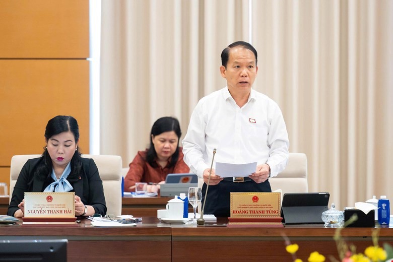 Chủ nhiệm Ủy ban Pháp luật và Tư pháp Hoàng Thanh Tùng trình bày báo cáo thẩm tra. 