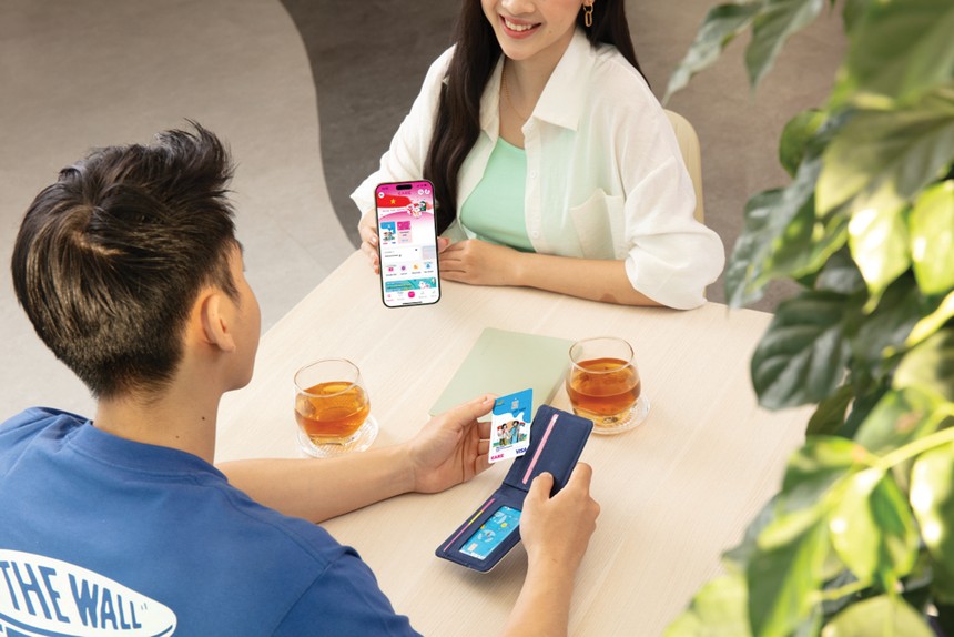 Khách hàng ngày nay chuộng giao dịch qua ứng dụng ngân hàng, thay vì đến quầy giao dịch. Ảnh: Nhung Nguyễn 