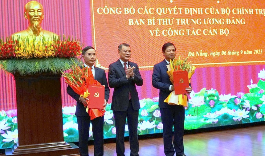 Ông Lê Minh Hưng trao Quyết định của Bộ Chính trị, Ban Bí thư Trung ương Đảng cho ông Lương Nguyễn Minh Triết và ông Phạm Đức Ấn.