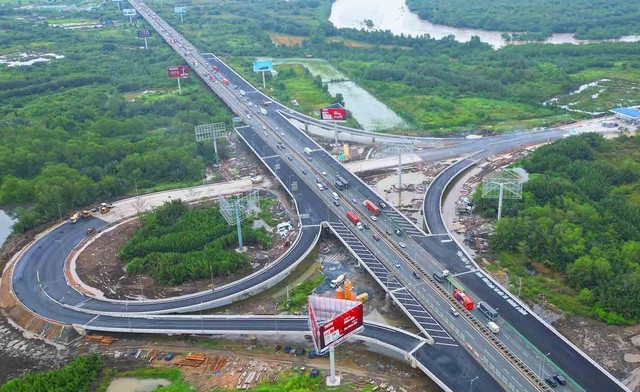 Một nút giao kết nối đoạn Tân Vạn - Nhơn Trạch với cao tốc TPHCM - Long Thành. Ảnh: Lê Toàn.