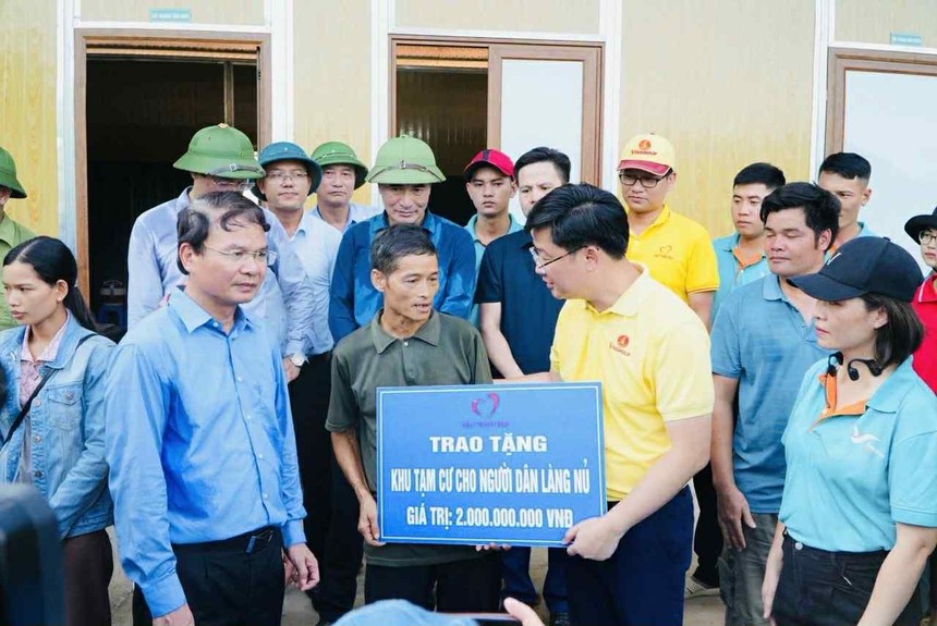 Đại diện Quỹ Thiện Tâm trao tặng hỗ trợ xây dựng khu tạm cư cho người dân Làng Lũ sau bão Yagi.