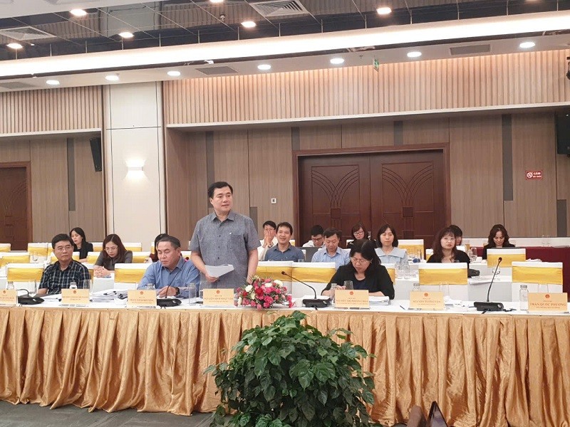 Thứ trưởng Bộ Công thương Nguyễn Sinh Nhật Tân trình bày tóm tắt các nội dung cơ bản của dự thảo Luật Thương mại điện tử tại Phiên họp toàn thể lần thứ 4 do Ủy ban Kinh tế và Tài chính của Quốc hội tổ chức ở Đà Nẵng vào chiều 3/10. Ảnh: Linh Đan 