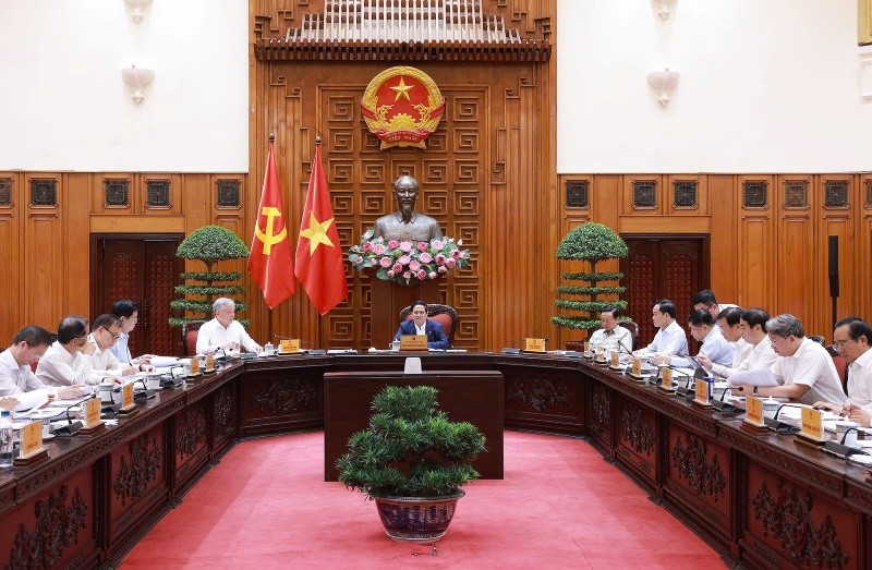 Thủ tướng Chính phủ Phạm Minh Chính chủ trì cuộc làm việc tối ngày 6/10.