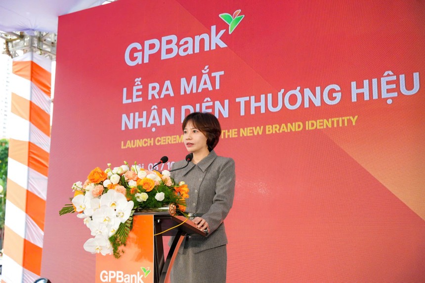Bà Phạm Thị Nhung - Chủ tịch HĐTV Ngân hàng TM TNHH MTV Kỷ Nguyên Thịnh Vượng phát biểu tại sự kiện