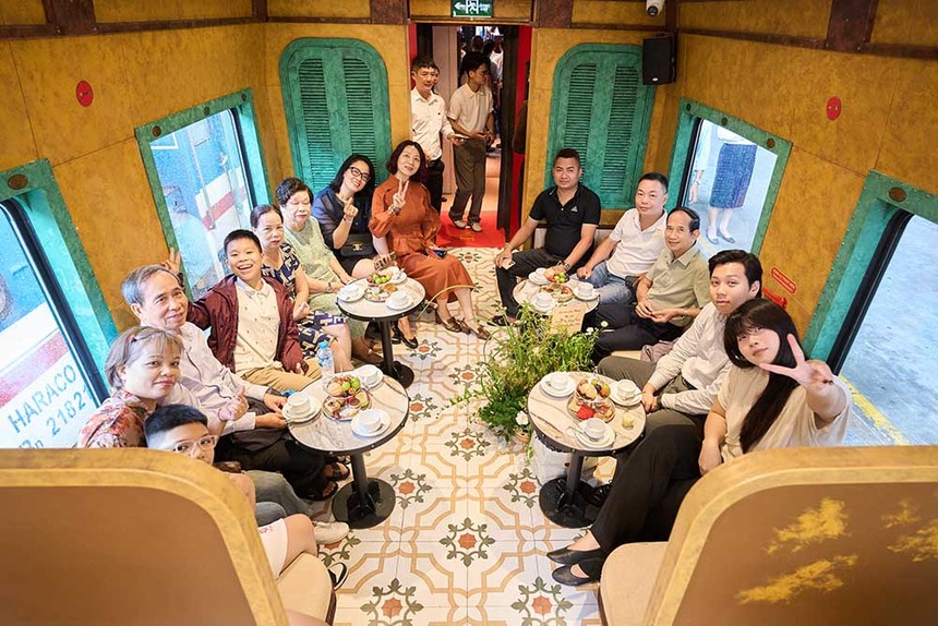 Du khách trải nghiệm đoàn tàu văn hóa, du lịch Hà Nội 5 của ô - The Hanoi Train