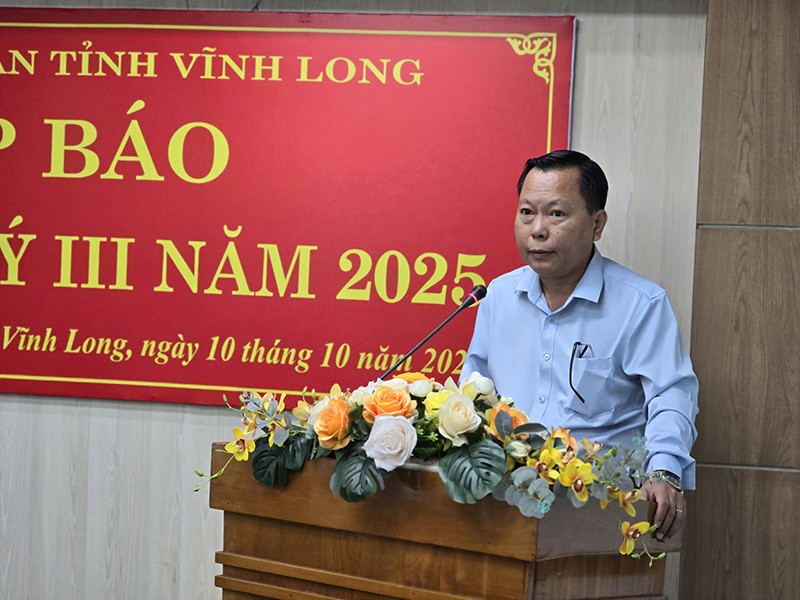 Ông Nguyễn Mạnh Hùng, Chánh Văn phòng UBND tỉnh Vĩnh Long thông tin tình hình kinh tế - xã hội tỉnh tại cuộc họp báo quý III năm 2025 do UBND tỉnh Vĩnh Long tổ chức