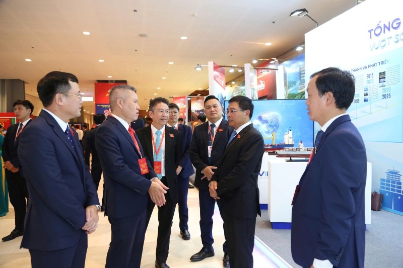 Bộ trưởng Nguyễn Văn Thắng tham quan khu triển lãm của các doanh nghiệp thuộc Bộ Tài chính 