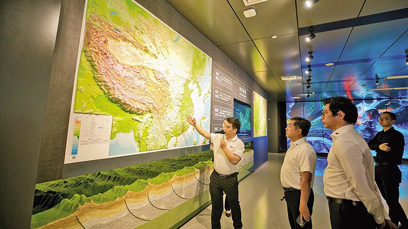 Đại diện Tập đoàn Đèo Cả và Tập đoàn Văn Phú tham quan Cung Triển lãm quy hoạch TP. Trùng Khánh (Trung Quốc)
