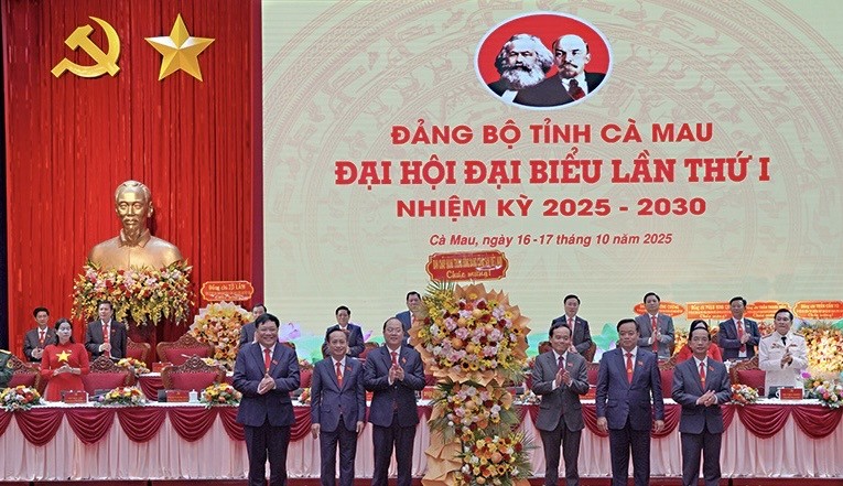 Bí thư Trung ương Đảng Trần Lưu Quang (thứ ba từ phải qua) tặng hoa chúc mừng Bí thư, các Phó Bí thư tỉnh ủy Cà Mau nhiệm kỳ 2025 - 2030