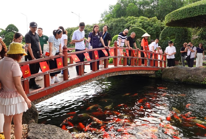 Du khách tham quan tại Trung tâm Thương mại và Du lịch Dũng Tân. Ảnh: Hồng Hạnh.