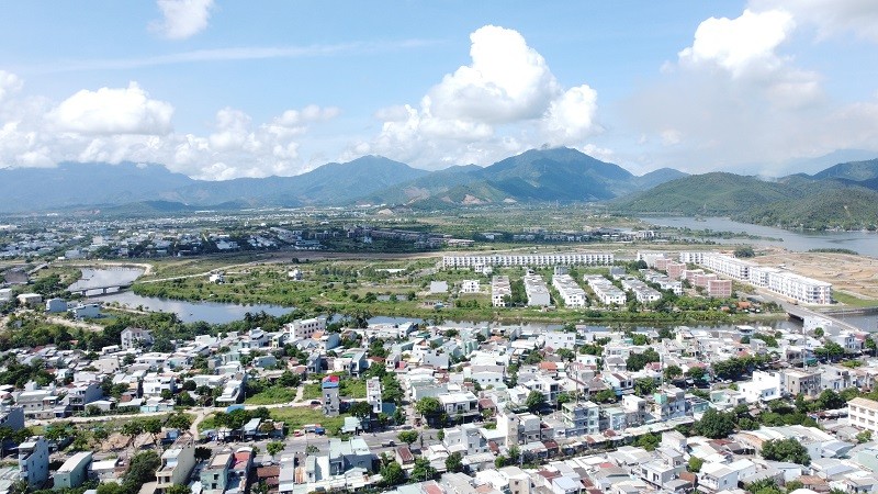 Công tác lập quy hoạch đô thị và nông thôn được triển khai đồng bộ trên các cấp, gồm quy hoạch chung thành phố Đà Nẵng đến năm 2045, tầm nhìn đến năm 2075 do Sở Xây dựng và Ban quản lý dự án đầu tư xây dựng các công trình dân dụng, công nghiệp và hạ tầng kỹ thuật chủ trì thực hiện. Trong ảnh là khu vực đô thị phía Tây thành phố Đà Nẵng. Ảnh: Linh Đan