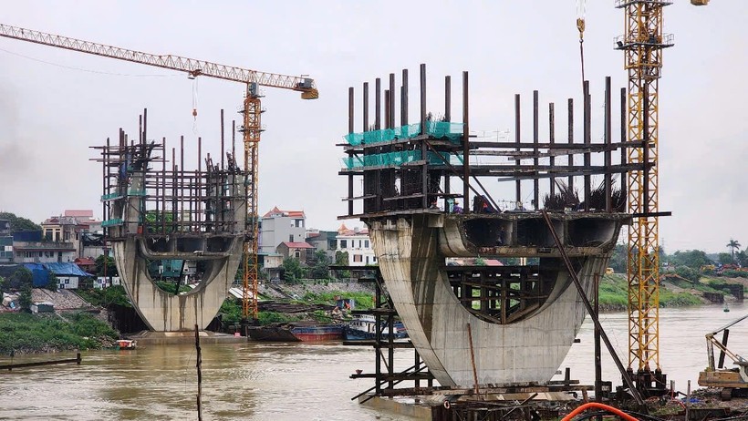 Dự án cầu Đuống mới thi công được hai trụ dưới lòng sông do vướng mắc mặt bằng hai đầu. (Ảnh: Việt Hùng/Vietnam+)