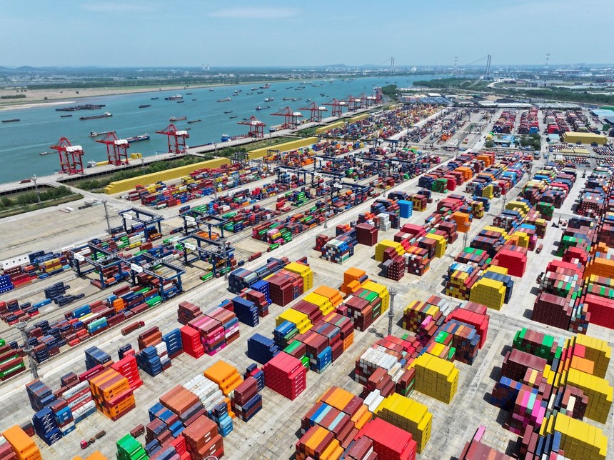 Quang cảnh cảng hàng hóa ở tỉnh Giang Tô, Trung Quốc. Ảnh: THX/TTXVN