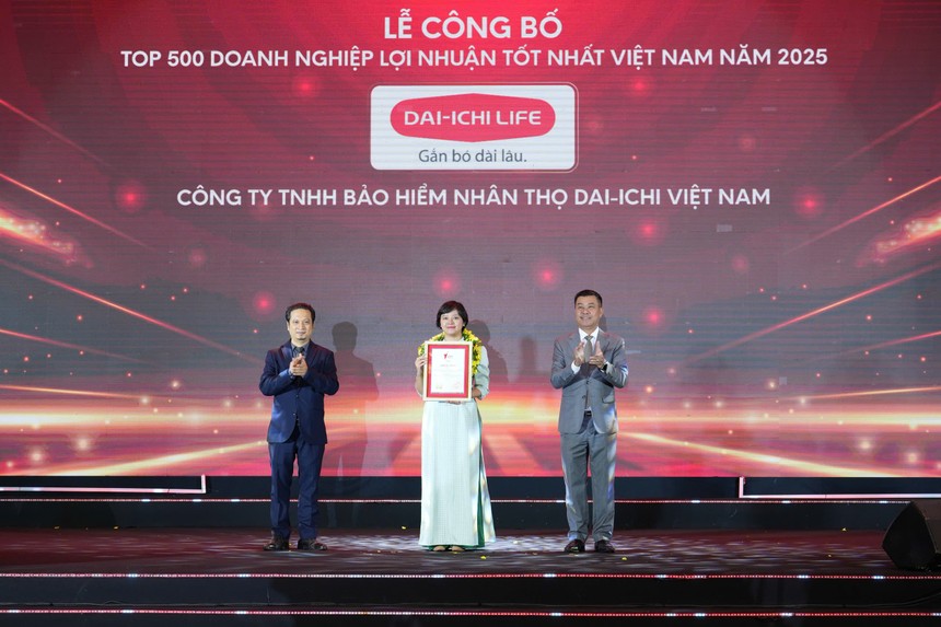 Bà Nguyễn Thị Thanh Nhã – Phó Tổng Giám đốc Tài Chính, đại diện Dai-ichi Life Việt Nam vinh dự nhận giải thưởng “Top 500 Doanh nghiệp Lợi nhuận tốt nhất Việt Nam 2025”