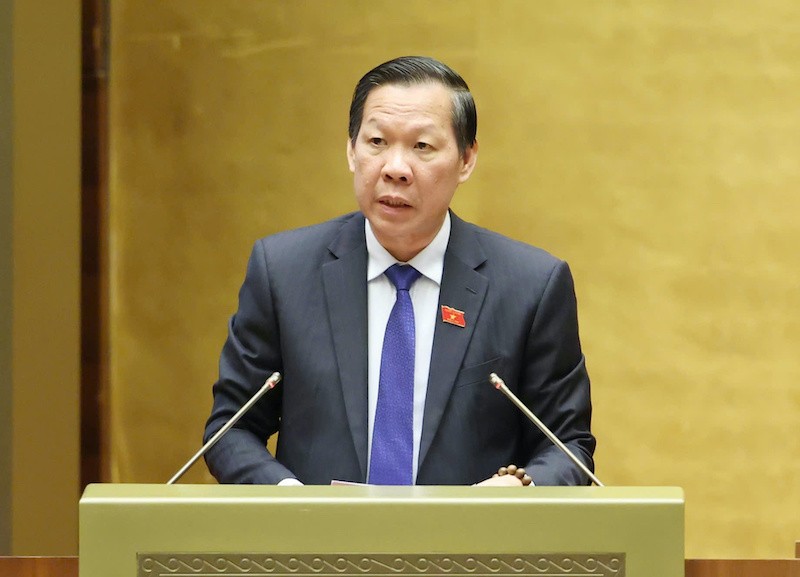 Chủ nhiệm Uỷ ban Kinh tế và Tài chính Phan Văn Mãi trình bày báo cáo thẩm tra. Ảnh: Duy Linh. 