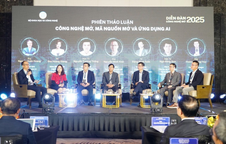 Các đại biểu trao đổi tại phiên thảo luận.