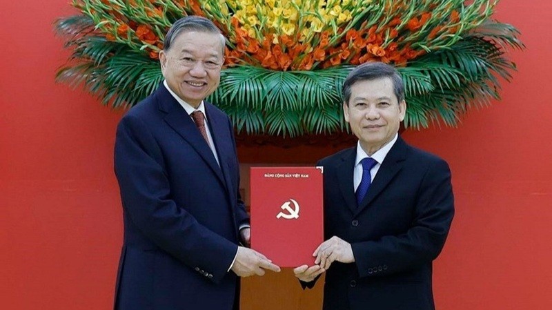 Tổng Bí thư Tô Lâm trao Quyết định của Bộ Chính trị điều động, phân công, bổ nhiệm đồng chí Lê Minh Trí giữ chức Phó Trưởng Ban Thường trực Ban Nội chính Trung ương. (Ảnh: Thống Nhất/TTXVN).