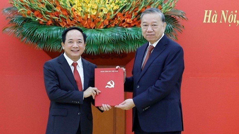 Tổng Bí thư Tô Lâm trao Quyết định của Bộ Chính trị điều động, phân công, bổ nhiệm đồng chí Trịnh Văn Quyết giữ chức Trưởng Ban Tuyên giáo và Dân vận Trung ương. (Ảnh: Thống Nhất/TTXVN).