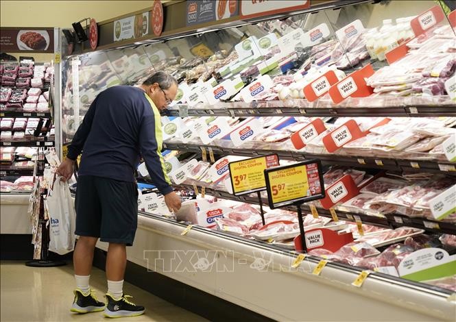 Người dân mua sắm tại siêu thị ở Millbrae, Mỹ, ngày 13/2/2024. Ảnh minh họa: THX/TTXVN