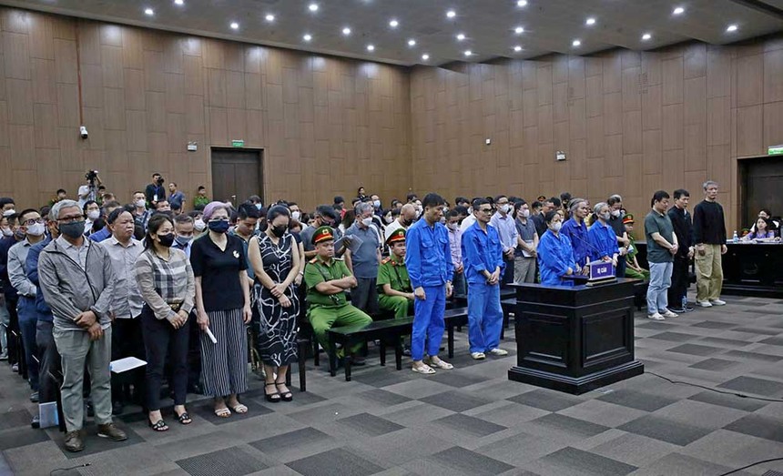 Các bị cáo bị đưa ra xét xử tại phiên tòa sơ thẩm 