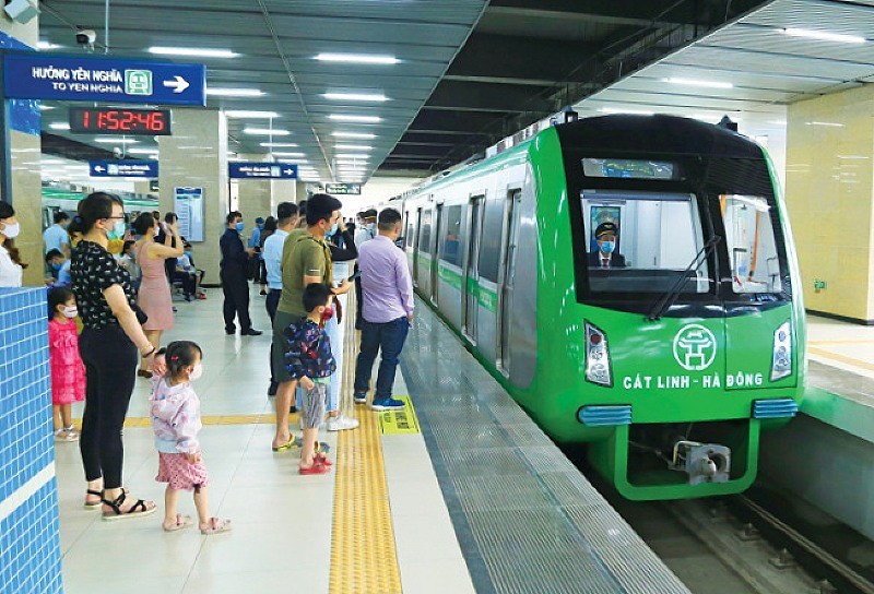 Hà Nội Metro sẽ hỗ trợ hành khách chuyển đổi thông tin vé ngày, vé tuần, vé tháng từ hệ thống cũ sang hệ thống mới tại 12 nhà ga trên tuyến.