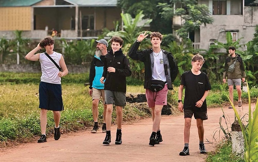 Du khách Nga trải nghiệm không gian du lịch cộng đồng tại Mai Châu. Ảnh: Linh Nguyễn 