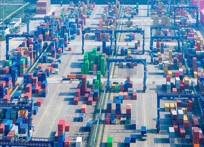 Quang cảnh cảng hàng hóa tại tỉnh Giang Tô, Trung Quốc. Ảnh: THX/TTXVN