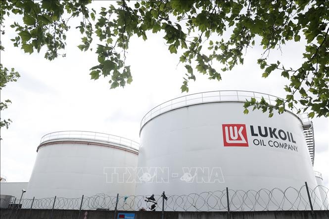 Các bể chứa dầu của công ty Lukoil tại Brussels, Bỉ. Ảnh: AFP/TTXVN