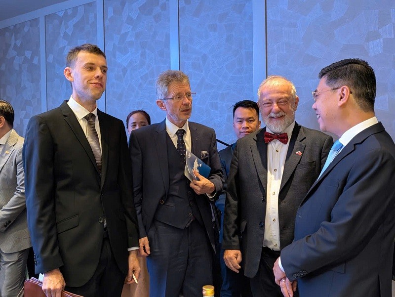 Phó chủ tịch UBND TP.HCM Nguyễn Văn Dũng (ngoài cùng bên phải) trao đổi với Chủ tịch Thượng viện Cộng hòa Czech ông Milos Vystrcil (thứ 2 từ trái qua) bên lề diễn đàn. 