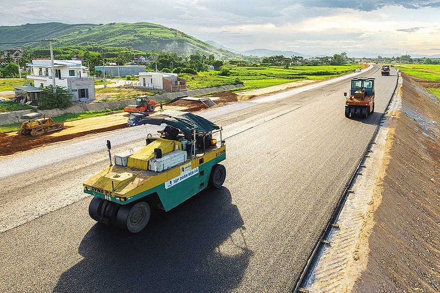 Các dự án hạ tầng giao thông đang khẩn trương thi công. Trong ảnh: Dự án thành phần cao tốc Bắc - Nam, đoạn Quảng Ngãi - Hoài Nhơn. 