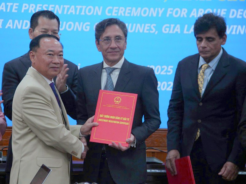 Bí thư Tỉnh ủy Gia Lai Thái Đại Ngọc trao giấy chứng nhận đầu tư cho ông Roland K. Staub, Chủ tịch FS Finance Suisse AG (Thuỵ Sĩ). Ảnh: T.Đ. 