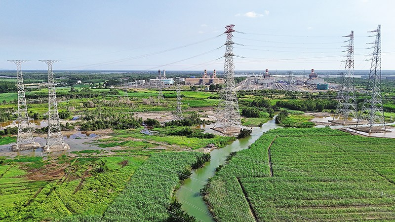 Đường dây truyền tải điện quanh khu vực Trung tâm điện lực Nhơn Trạch, Đồng Nai. 