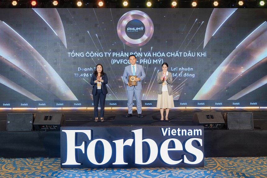 Ông Nguyễn Xuân Hòa, Chủ tịch HĐQT PVFCCo - Phú Mỹ nhận Danh hiệu Top 50 công ty niêm yết tốt nhất Việt Nam 2025