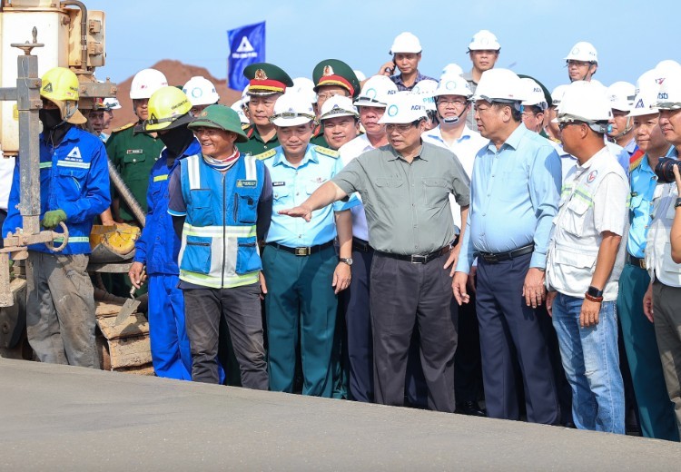 Thủ tướng Phạm Minh Chính kiểm tra Cảng hàng không quốc tế Long Thành. Ảnh: VGP.