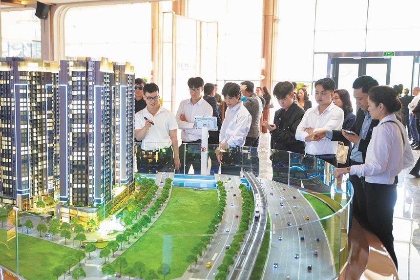 Thị trường địa ốc đang chững lại vì lãi suất tăng. Trong ảnh: Khách hàng đi xem dự án, nhưng tỷ lệ xuống tiền thấp (Ảnh: V.D) 