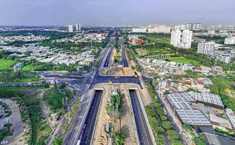 Nút giao Nguyễn Văn Linh - Nguyễn Hữu Thọ hiện mới xây dựng được phần hầm chui, còn phần cầu vượt chưa xây dựng - Ảnh: L.M